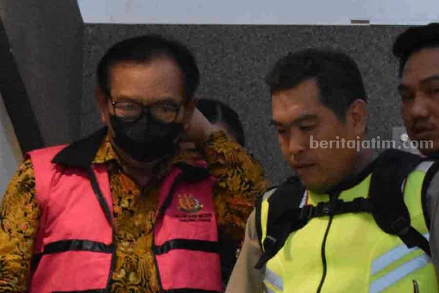 Tersangka MH saat ditahan penyidik Kejari Tanjung Perak
