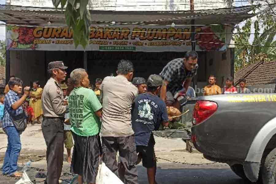 Seorang pengendara motor yang tewas saat tersangkut kabel listrik. [Foto:Diah Ayu/beritajatim.com]