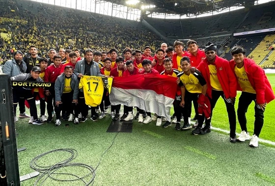 Timnas U-17 Saksikan Langsung Pertandingan Dortmund Para penggawa Timnas U-17 Indonesia berfoto di Signal Iduna Park, kandang Borussia Dortmund pada Sabtu (7/10/2023)