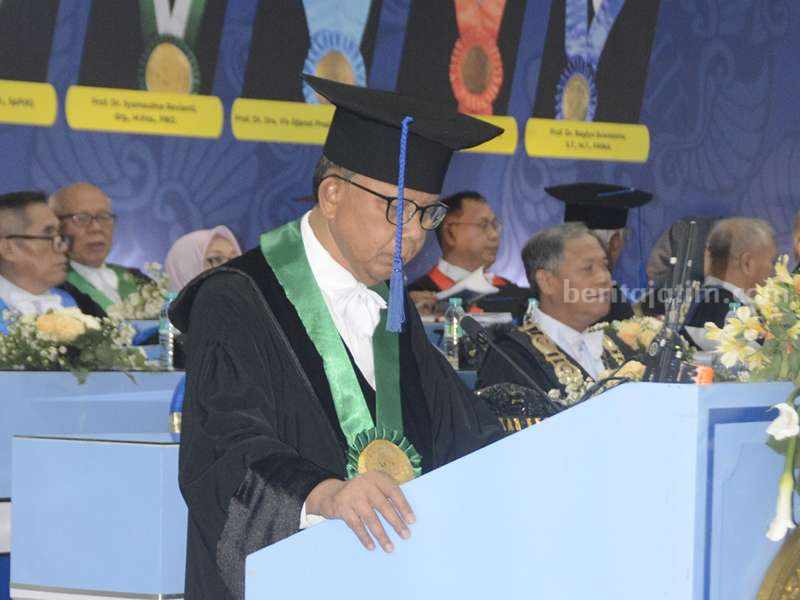 Guru Besar UHT Surabaya Beber Peran Kampus Tanggulangi Tuberkulosis di Indonesia Guru Besar Universitas Hang Tuah (UHT) Surabaya Bidang Ilmu Penyakit Baru Prof Soedarsono menyampaikan orasi ilmiahnya.