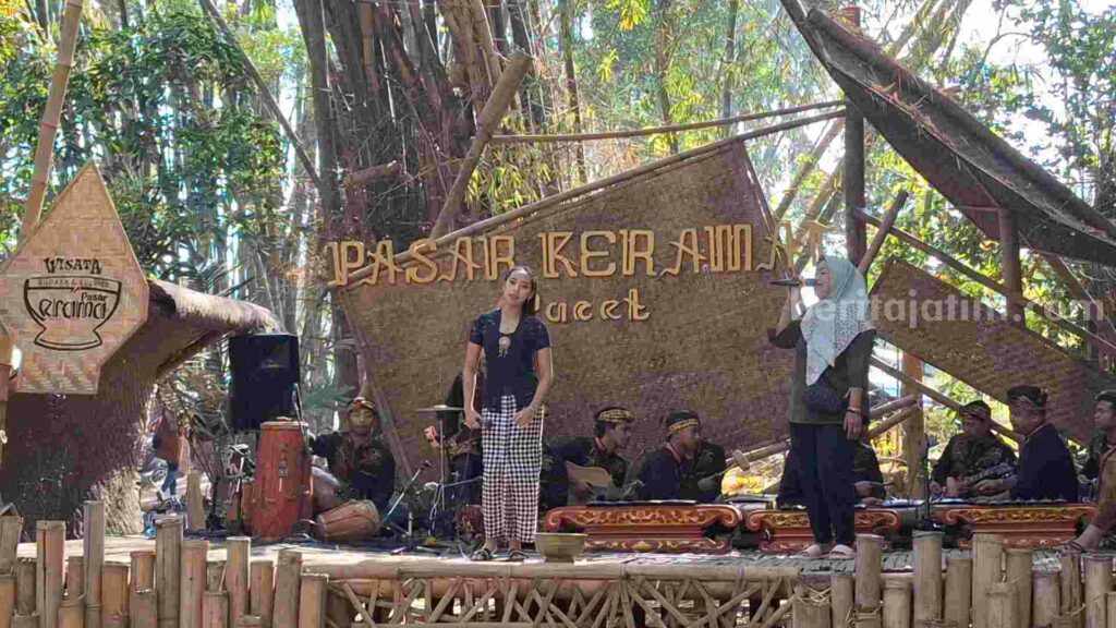 Pasar Keramat di Kramatjetak, Dusun Pong Boto, Desa Warugunung, Kecamatan Pacet, Kabupaten Mojokerto. [Foto : Misti/beritajatim.com] 