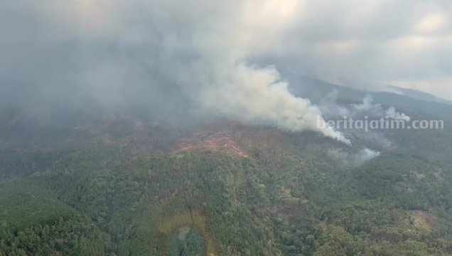 Imbas Karhutla Gunung Lawu, Belum Ada Satwa Liar Turun ke Pemukiman Warga Ngawi Pantaun udara dari helicopter milik Polri saat memantau karhutla Lawu, Senin (2/10/2023).