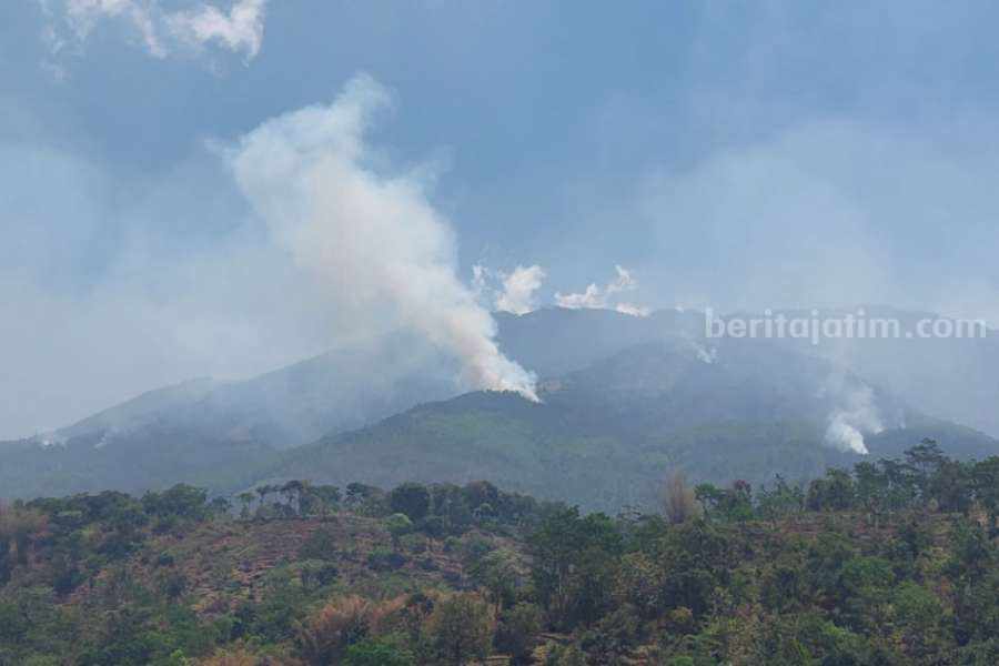 Karhutla Gunung Lawu di kawasan Petak 73 RPH Bedagung saat dipantau dari Desa Ngiliran, Panekan, Magetan, Jawa Timur, Kamis (5/10/2023).