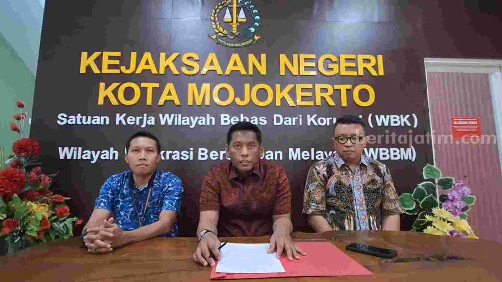Kepala Kejari Kota Mojokerto, Bobby Ruswin didampingi Kasi Pidsus Kota Mojokerto, Teza Rahardian dan Kasi Intel Kejari Kota Mojokerto, Joko Sutrisno saat memberikan keterangan pers. [Foto : Misti/beritajatim.com]