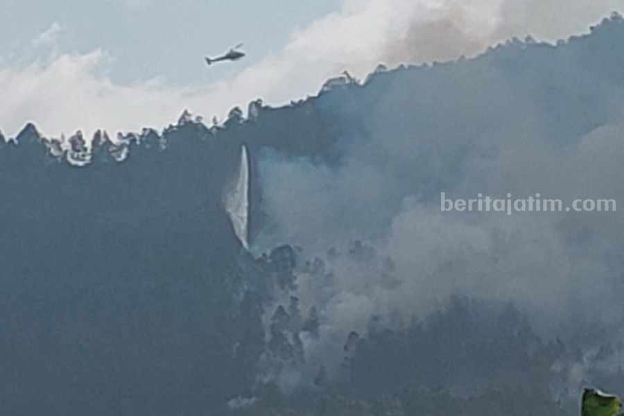 Water bombing untuk padamkan karhutla di Petak 51 B RPH Bedagung masuk Desa Ngiliran, Panekan, Magetan, Sabtu (7/10/2023).