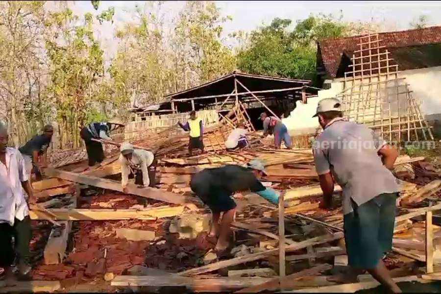 Diterpa Angin Kencang, Rumah di Karanganyar Ngawi Roboh rumah roboh