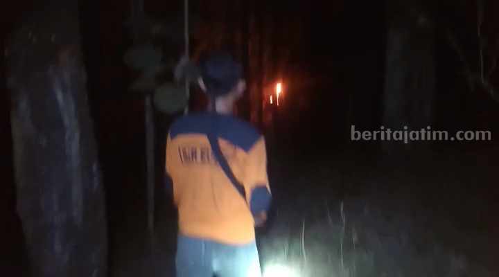 Petugas SAR Elpeje saat memantau kebakaran di Gunung Andong, Ngawi, Senin (9/10/2023)
