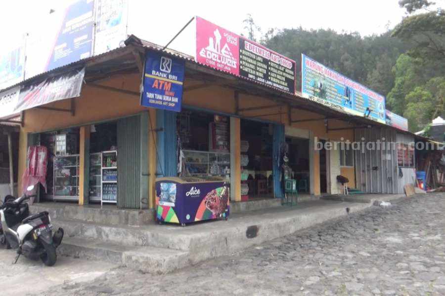Pedagang di kawasan Gerbang Pendakian Cemoro Sewu di Desa Ngancar Kecamatan Plaosan Kabupaten Magetan yang terdampak penutupan jalur pendakian guna antisipasi karhutla.