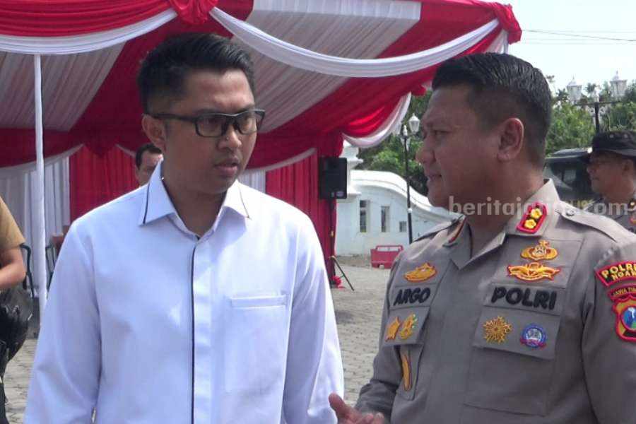 Kapolres Ngawi AKBP Argowiyono dan Kasat Reskrim Polres Ngawi AKP Joshua Peter Krisnawan saat membahas soal penyelidikan penyebab karhutla Gunung Lawu di Ngawi.
