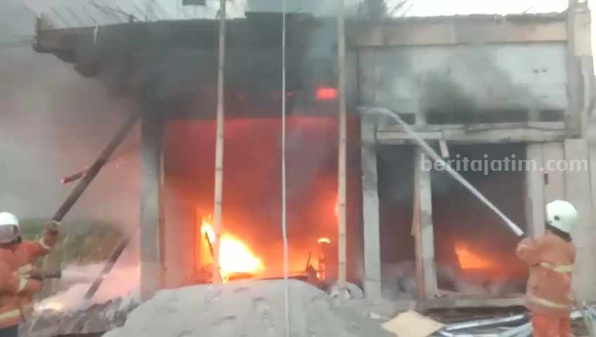 Petugas PMK berusaha memadamkan api di rumah dan gudang rongsokan di Dusun Kertorejo, Desa Sumberkarang, Kecamatan Dlanggu, Kabupaten Mojokerto. [Foto : ist]