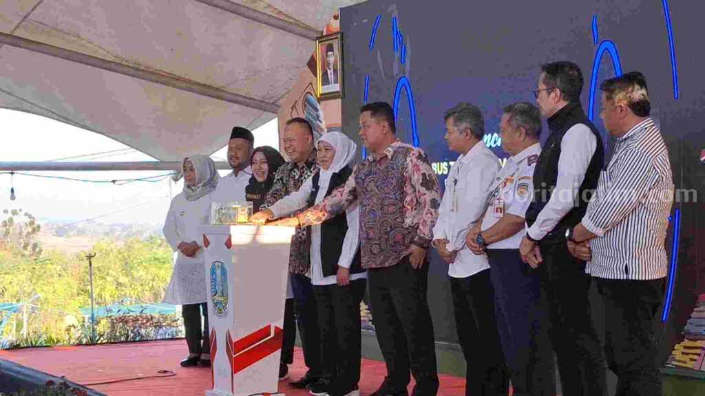 Gubernur Jawa Timur Khofifah Indar Parawansa saat meresmikan Bus Trans Jatim Koridor III di wisata Bukit Kayoe Putih Desa Kupang, Kecamatan Jetis, Kabupaten Mojokerto. [Foto : ist]