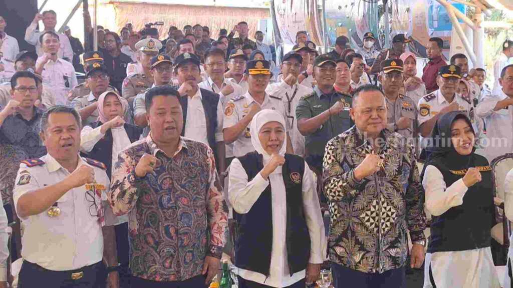 Gubernur Jawa Timur Khofifah Indar Parawansa saat meresmikan Bus Trans Jatim Koridor III di wisata Bukit Kayoe Putih Desa Kupang, Kecamatan Jetis, Kabupaten Mojokerto. [Foto : Misti/beritajatim.com]