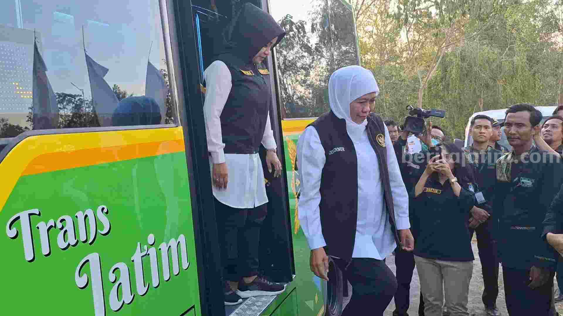 Gubernur Jawa Timur Khofifah Indar Parawansa saat meresmikan Bus Trans Jatim Koridor III di wisata Bukit Kayoe Putih Desa Kupang, Kecamatan Jetis, Kabupaten Mojokerto. [Foto : Misti/beritajatim.com]
