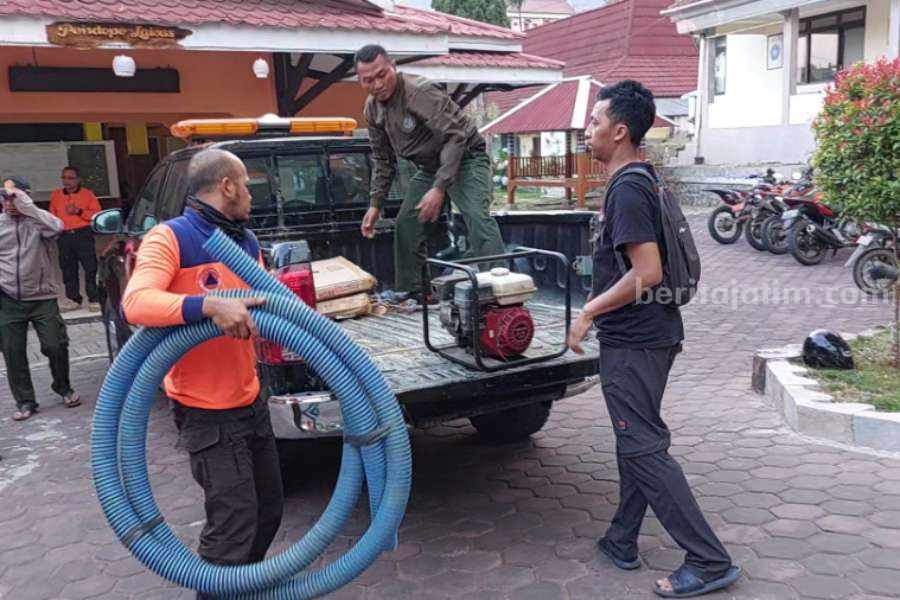 Petugas saat mengangkut pompa air untuk memadamkan api karhutla Gunung Lawu di kawasan Cemoro Telo, Kamis (19/10/2023)