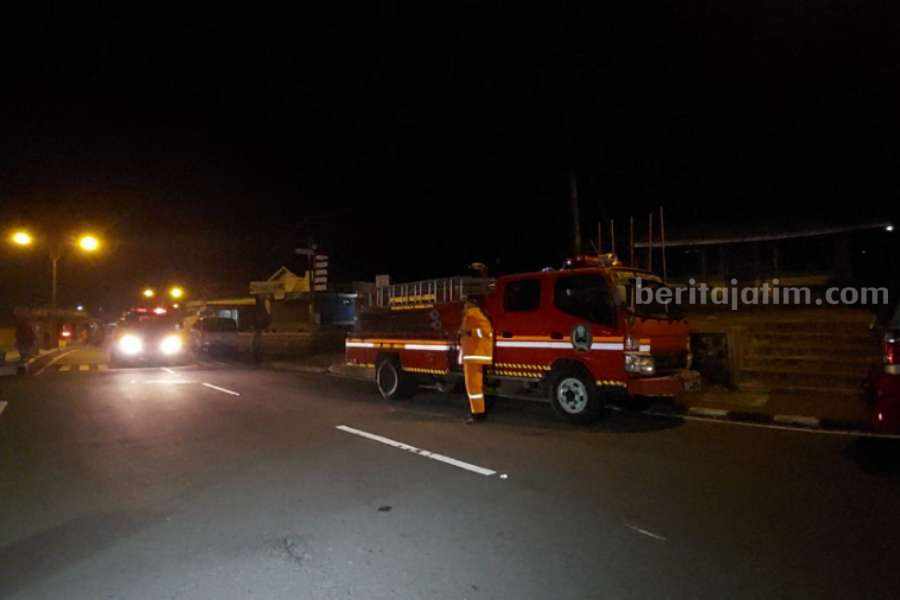 Damkar Magetan saat berdatangan ke Cemoro Sewu untuk bersiaga Karhutla Gunung Lawu, Jumat (20/10/2023) pukul 00.05 WIB.