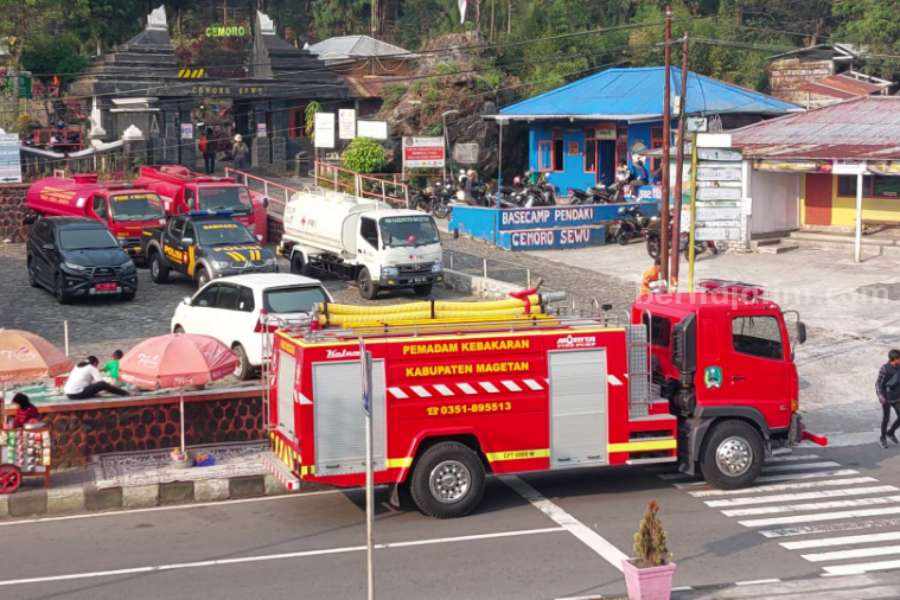 Jajaran Damkar Magetan dan PMI Magetan yang mebyiagakan mobil rescue dan tangki untuk antisipasi karhutla Gunung Lawu di Cemoro Sewu, Ngancar, Plaosan, Magetan.