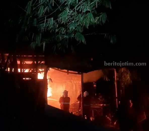 Petugas PMK dari BPBD Kabupaten Mojokerto melakukan upaya pemadaman di tempat usaha pembuatan krupuk di Dusun Jangkang, Desa Pohkecik, Kecamatan Dlanggu, Kabupaten Mojokerto. [Foto : ist]