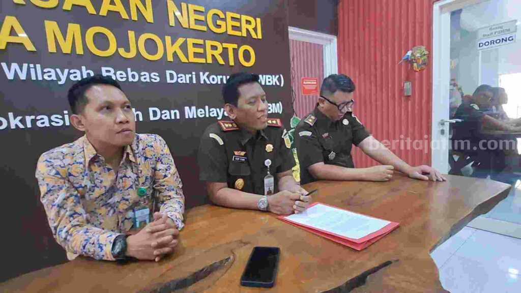 Kepala Kejari Kota Mojokerto, Bobby Ruswin didampingi Kasi Pidsus Kota Mojokerto, Teza Rahardian dan Kasi Intel Kejari Kota Mojokerto, Joko Sutrisno saat memberikan keterangan pers. [Foto : Misti/beritajatim.com]