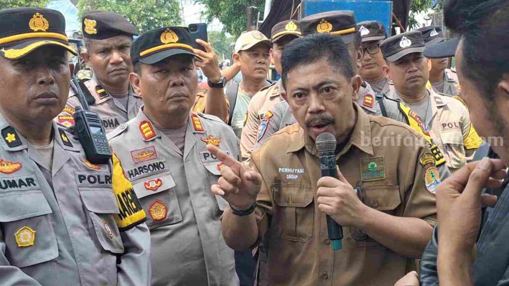 Adm Perum Perhutani Mojokerto, Andi Adrian Hidayat saat memberikan penjelasan kepada para petani hutan di depan kantor Perum Perhutani KPH Mojokerto di Jalan HOS Cokro Aminoto Kota Mojokerto. [Foto : Misti/beritajatim.com]