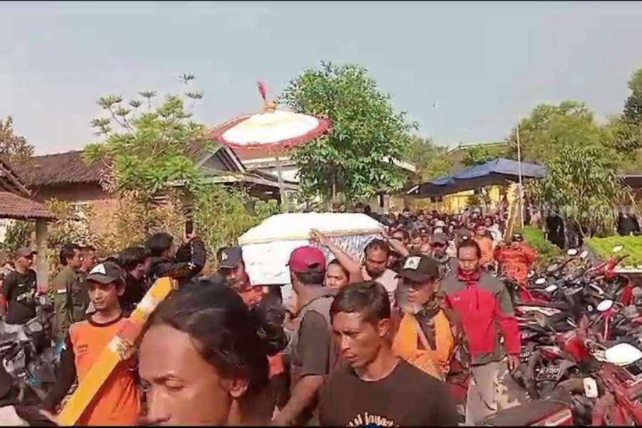 Sejumlah relawan saat mengantar jenazah Danang Setiono, relawan penanganan Karhutla Gunung Lawu yang meninggal diduga karena kelelahan, Rabu (25/10/2023)
