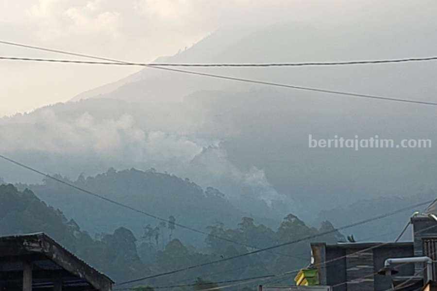 Kepulan asap kembali terlihat di Gunung Lawu saat dipantau dari Desa Getasanyar, Sidorejo, Magetan.