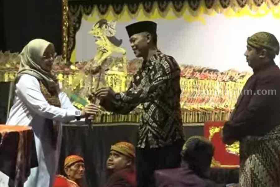 Warga Desa Kalipait, Kecamatan Tegaldlimo menerima SK biru dari Presiden Joko Widodo.