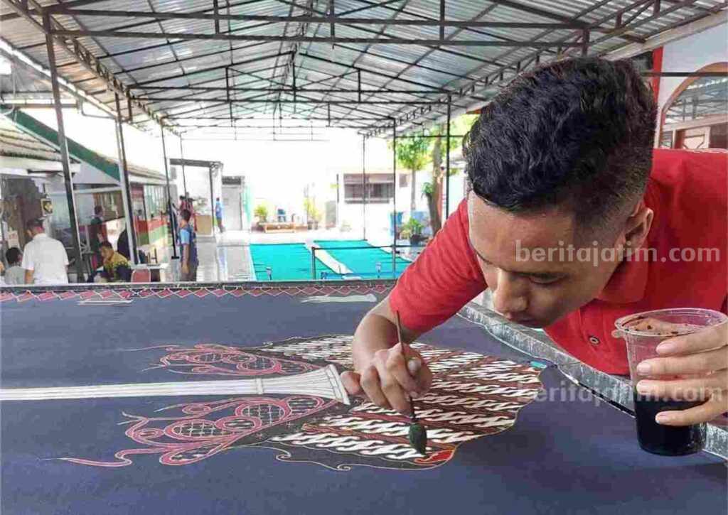 Warga binaan saat proses pembuatan batik.