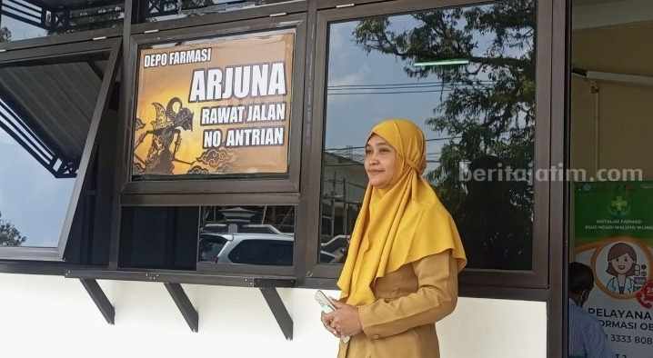 Petugas RSUD Ngudi Waluyo Wlingi Blitar menunjukkan loket Arjuna