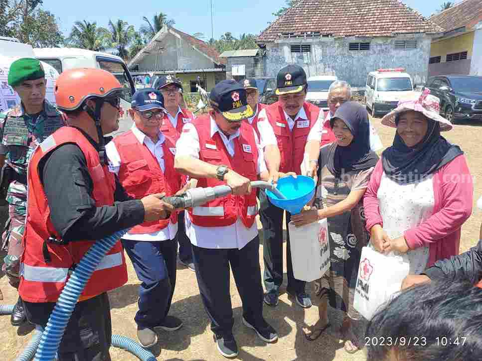 El Nino, 3 Desa di Blitar Selatan Dilanda Kekeringan Warga Andalkan Bantuan Air Bersih PMI Kabupaten Blitar memberikan bantuan air bersih ke warga di Desa Tugurejo Kecamatan Wates