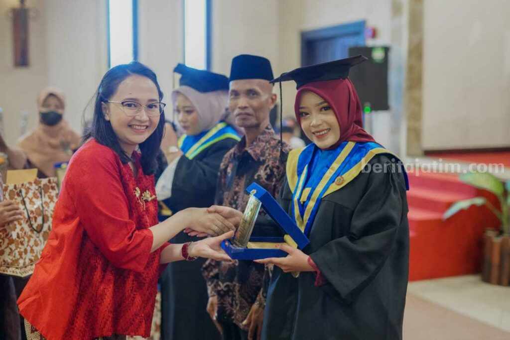 Istri Bupati Kediri Pesan pada Lulusan Stikes Pamenang Kediri