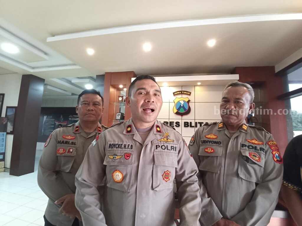 Polisi Jombang Yang Rampas Mobil di Blitar, Terancam Sanksi Etik dan Pidana Blitar (beritajatim.com) - Aiptu S (53), anggota Polsek Diwek Jombang yang terlibat perampasan sebuah mobil milik seorang ibu di Blitar terancam mendapatkan sanksi etik dan pidana. Propam Polres Jombang pun telah memeriksa Aiptu S, yang saat ini menjabat sebagai Kepala SPKT Polsek Diwek. Hal itu diungkapkan oleh Wakapolres Blitar, Kompol Roycke H. F. Betaubun. Menurut Kompol Roycke saat ini Polres Blitar dan Propam Polres Jombang tengah berkoordinasi terkait penanganan kasus tersebut. Khusus untuk Aiptu S (53), akan menjalani pemeriksaan etik oleh Propam Polres Jombang, lantaran yang bersangkutan merupakan anggota polri aktif. Sementara ke 3 pelaku lainnya akan menjalani pemeriksaan terkait tindak pidana perampasan kendaran. "Kami koordinasi dengan pihak propam Polres Jombang, terkait kode etiknya. Kemudian, untuk dugaan tindak pidana juga akan kita dalami oleh Satreskrim Polres Blitar," terang Kompol Roycke, Sabtu (07/10/2023). Wakapolres Blitar, Kompol Roycke menyebut proses penyelidikan masih terus dilakukan hingga saat ini. Pemanggilan pelapor dan terlapor pun juga telah dilakukan oleh Polres Blitar dan Polres Jombang. Nantinya apabila ditemukan indikasi pelanggaran PP RI Nomor 123, maka akan dilakukan pemberkasan. Polres Blitar dan Polres Jombang pun memastikan bahwa kasus ini akan diproses sesuai dengan ketentuan hukum yang berlaku. "Kami panggil pelapor, dan juga terlapor untuk dimintai keterangan. Ini masih belum selesai, masih proses. Nanti akan didalami oleh anggota, maupun propam Polres Blitar dan Polres Jombang," katanya. lebih lanjut Wakapolres Blitar tersebut menyebut tindakan yang dilakukan anggota Polsek Diwek yakni Aiptu S dan tiga orang lainnya sudah termasuk dalam tindakan perampasan. Sebab, pengambilan atau penarikan barang bukti bermasalah harus berdasarkan dengan keputusan pengadilan. Selain itu, diperlukan surat penugasan maupun pendampingan dari Polsek dan Polres setempat. "Iya (perampasan), tindak pidananya akan didalami dulu dan masuk kategori apa. Karena ada dasar hukum dalam pengambilan barang bukti, termasuk sesuai keputusan pengadilan dan sebagainya," tutupnya. Diberitakan sebelumnya, mobil pikap Mitsubishi L300 milik Ani Usnawati warga Kecamatan Panggungrejo, Kabupaten Blitar dirampas oleh orang yang mengaku sebagai polisi asal Jombang. Mobil yang dirampas oleh sejumlah pria tersebut baru dibeli Ani Usnawati dari seorang pria di Kediri senilai 45 juta rupiah. Saat melakukan perampasan mobil, para pelaku menyebut kendaraan yang baru dibeli oleh Ani bermasalah. Namun nyatanya mobil itu dibeli secara resmi dan Ani juga diberikan kelengkapan surat kendaraan oleh sang pemilik lama. Perampasan mobil pikap tersebut terjadi di rumah milik Ani pada Rabu (28/09/23) lalu. Usai perampasan tersebut, Ani Usnawati (38) pun melaporkan kejadian itu ke Polres Blitar. Setelah ditelusuri oleh Satreskrim Polres Blitar ternyata salah satu dari pelaku merupakan Anggota Polsek Diwek, Jombang. (Owi) caption foto : Wakapolres Blitar Kompol Roycke H. F. Betaubun saat menyampaikan perkembangan penyelidikan kasus perampasan mobil.