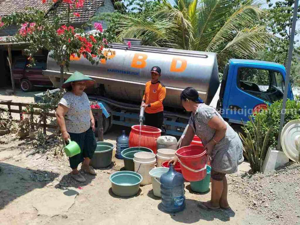 Droping air bersih yang dilakukan BPBD Kabupaten Blitar di 3 kecamatan.