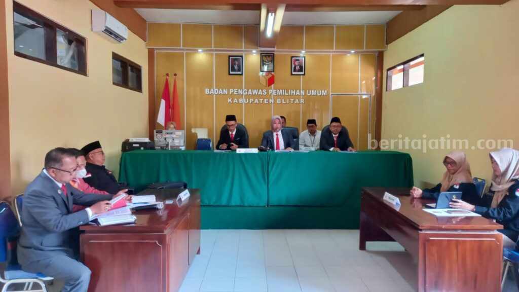 PDIP Kabupaten Blitar Terancam Kehilangan Satu Caleg di Pileg Mendatang Ketua Bawaslu Kabupaten Blitar Nur Ida Fitria memimpin sidang dugaan pelanggaran administratif di Kantor Bawaslu Kabupaten Blitar, kemarin (11/10/23).