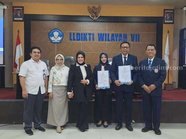 Universitas Hang Tuah Surabaya Tambah Dua Guru Besar Dua Guru Besar UHT Surabaya menerima SK dan PAK di Kantor LLDIKTI Wilayah VII Jawa Timur.