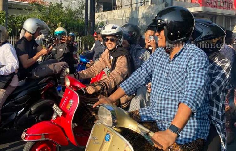 Gus Iqdam saat naik motor