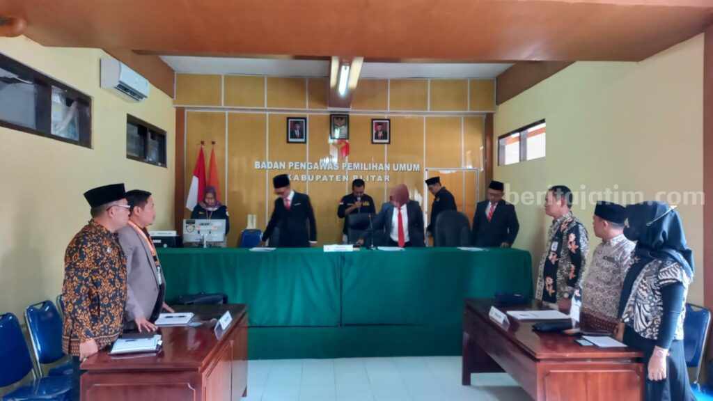 Terkait Laporan PDIP, KPU Kab Blitar : Penetapan Status TMS Berdasarkan Silon Sidang penanganan laporan dugaan pelanggaran administratif Pemilu 2024 yang digelar oleh Bawaslu