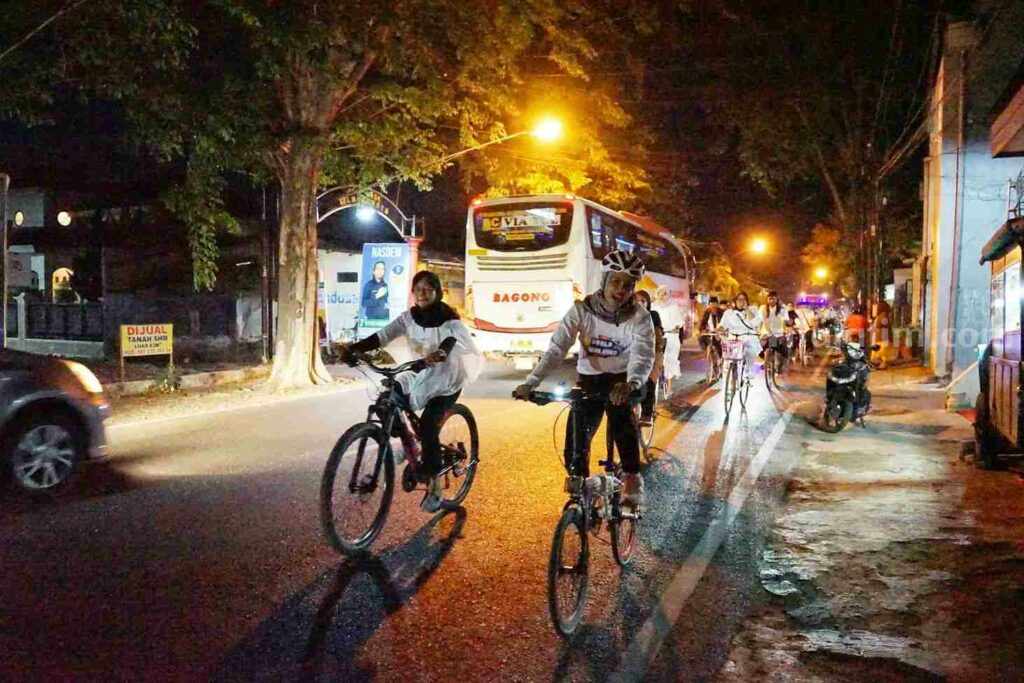 Bunda Fey Gowes Bareng ke Makam Auliya Kediri