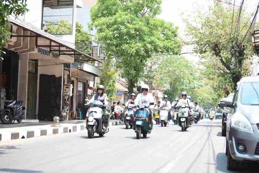 Wali Kota Kediri Naik Vespa Ikuti Touring Religi WhatsApp Image 2023-10-22 at 19.11.35_11zon
