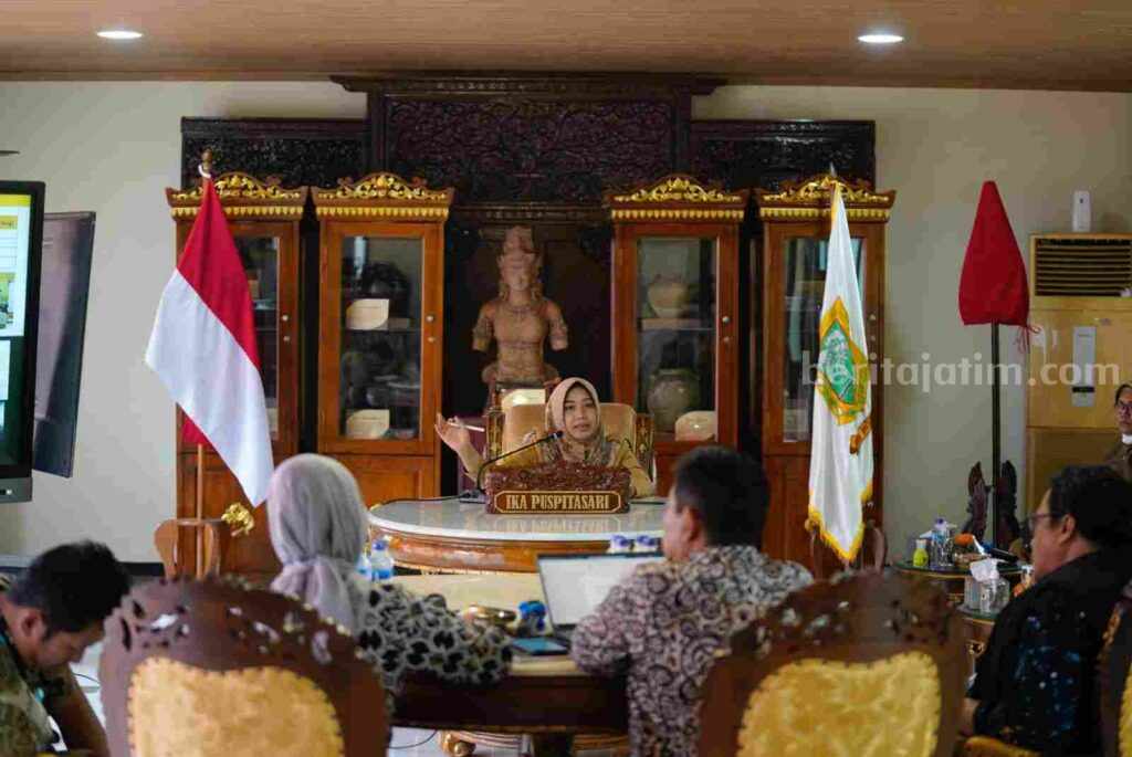 Wali Kota Mojokerto, Ika Puspitasari saat menerima tim penilai Award PKP 2023 di Ruang Sabha Pambojana, Rumah Rakyat Kota Mojokerto. [Foto : ist]