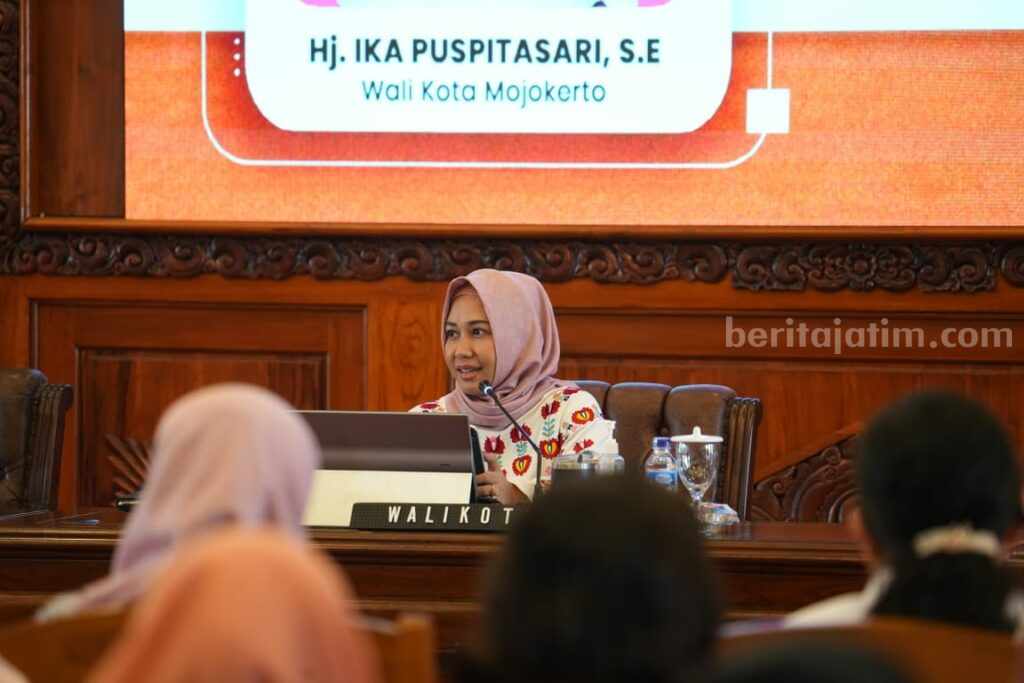 Kota Mojokerto, Ika Puspitasari saat membuka Sosialisasi Draft Perwali di ruang Sabha Mandala Madya, Balai Kota Mojokerto. [Foto : ist]