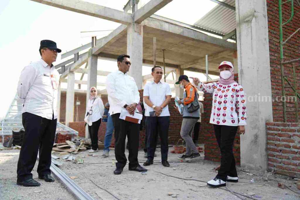 Wali Kota Mojokerto, Ika Puspitasari saat meninjau secara langsung PLUT dan Sentra IKM Batik. [Foto : ist]
