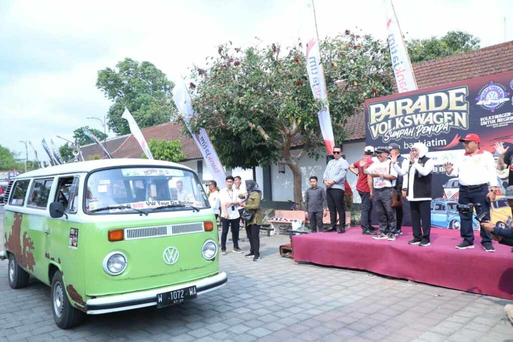 Gubernur Jatim, Khofifah melepas rombongan VW