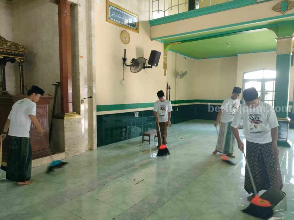 Hari Santri, Relawan AMIN Kediri Bersihkan Rumah Ibadah