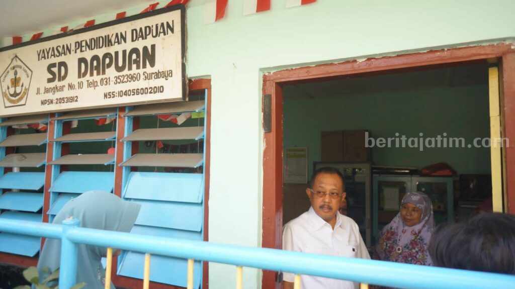 Wakil Wali Kota Surabaya, Armuji saat mengunjungi Sekolah Dasar (SD) Swasta Dapuan Kelurahan Krembangan Utara, Kecamatan Pabean Cantian terkait fasilitas lapangan yang masih menggunakan halaman rumah warga.