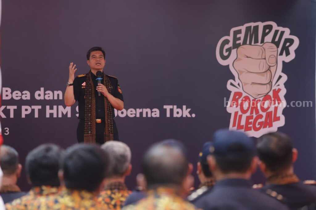 Lindungi Pekerja SKT, Bea Cukai Teruskan Operasi Gempur Rokok Ilegal Kepala Kantor Wilayah Bea dan Cukai Jawa Timur I Untung Basuki ketika berkunjung ke fasilitas produksi Sigaret Kretek Tangan (SKT) PT HM Sampoerna Tbk. (Sampoerna) di Surabaya, Jumat (13/10/2023).