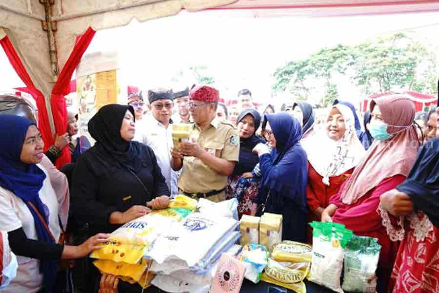 Warga terlihat berebut bahan murah.