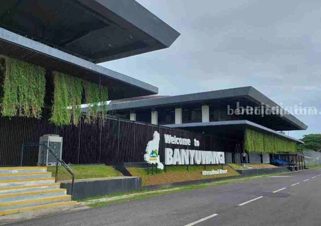 Bandar Udara Banyuwangi.