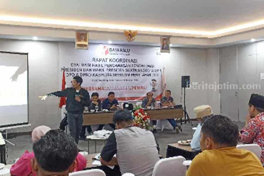 Bawaslu Tuban saat menggelar rakor dan evaluasi. [Foto:Diah Ayu/beritajatim.com]