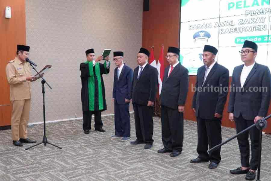 Pengukuhan 5 pimpinan Baznas Lamongan oleh Bupati Lamongan Yuhronur Efendi.