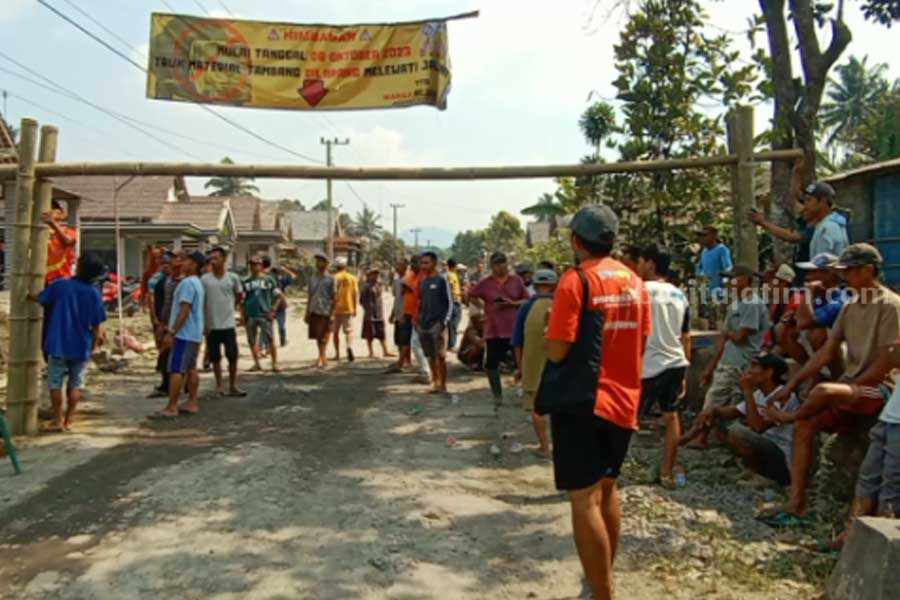 Bertahun-tahun Keruk Bumi Blitar, Penambang Pasir Hanya Sumbang 24 Juta untuk Perbaikan Jalan Jalan rusak di Dusun Rejokaton Desa Sumberagung Kecamatan Gandusari Kabupaten Blitar